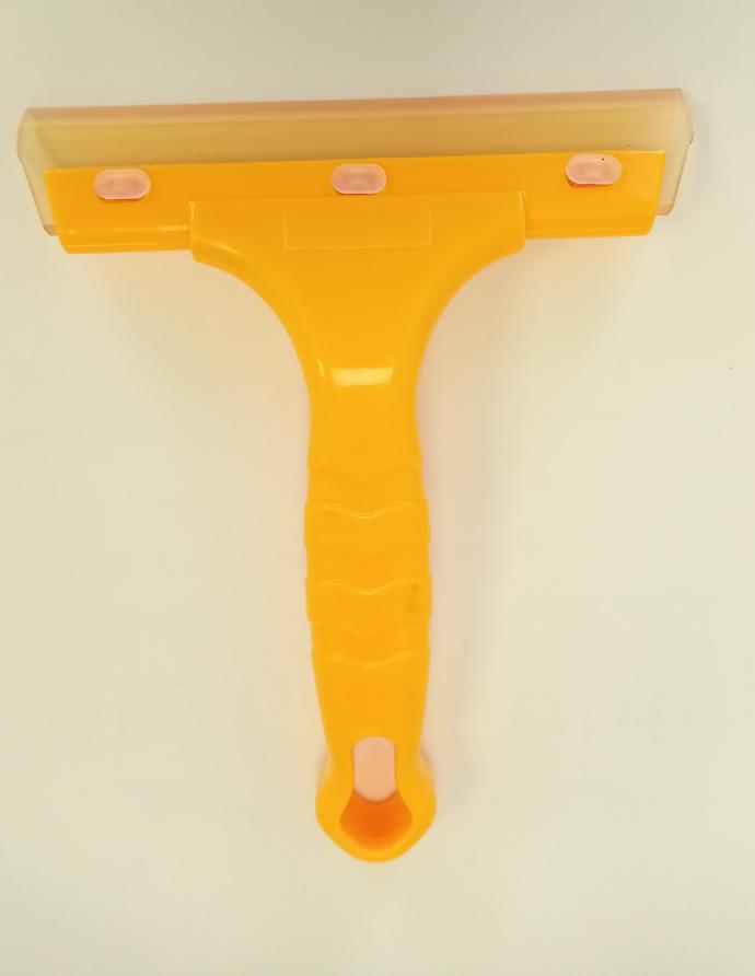 ESPATULA PLASTICA AMARILLA CON MANGO Y GOMA 17cm X 14.5cm